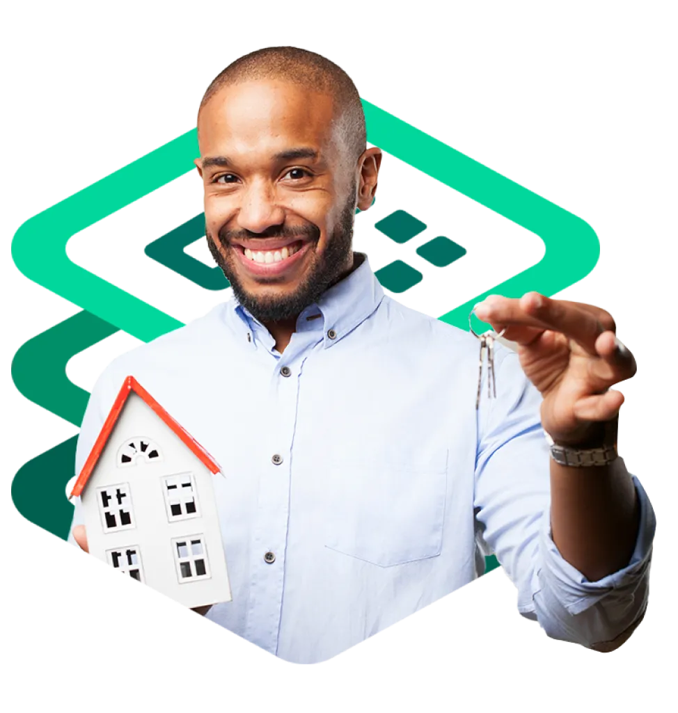 Homem sorridente com chave da casa própria em mãos