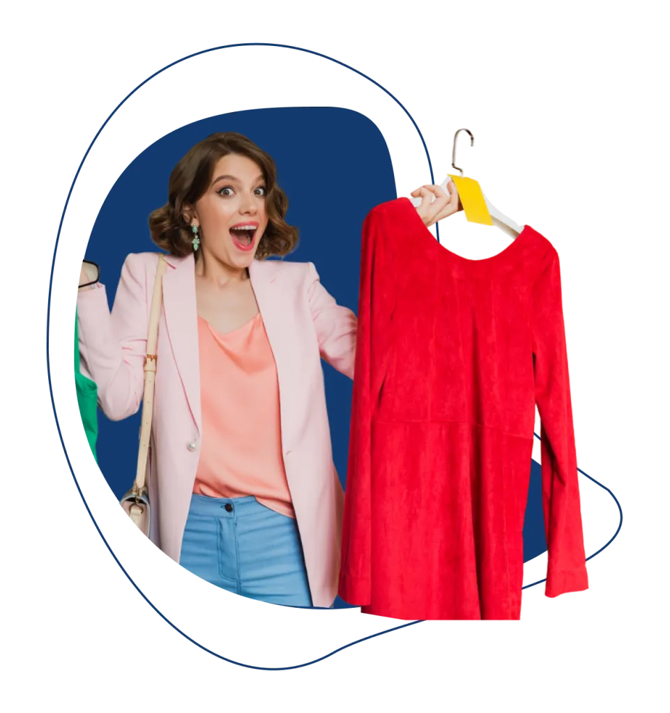 Mulher feliz comprando uma blusa