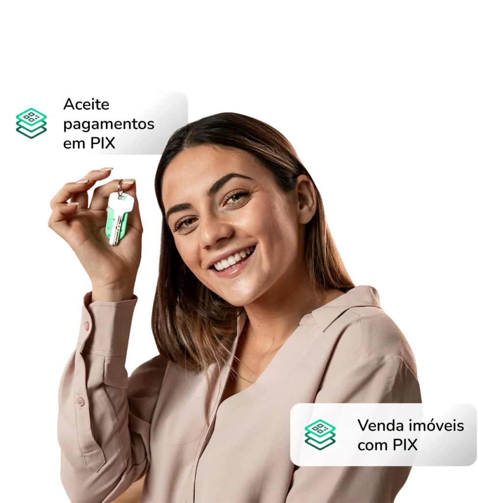 Mulher sorridente com chave em mãos